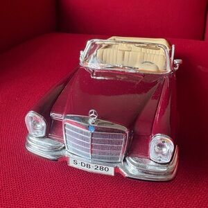 New MERCEDES-BENZ 280 SE  1966   -  Vintage  diecast  1:18  Scale model